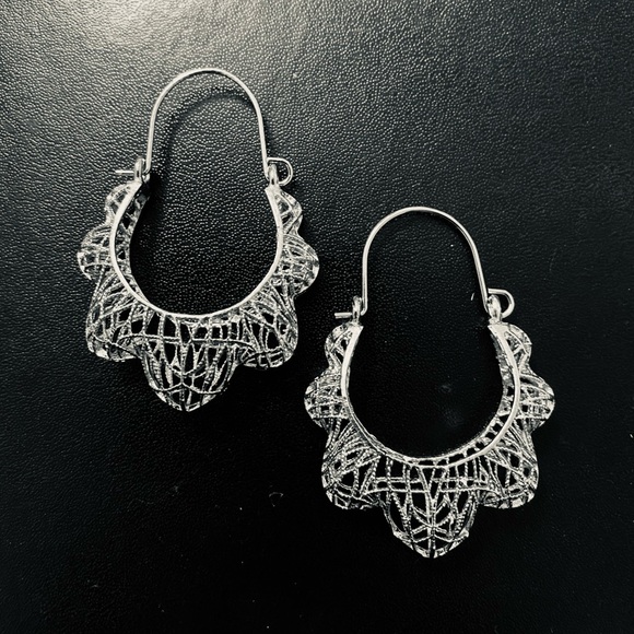 Jewelry - Silver Ornate Hoop earrings NEW